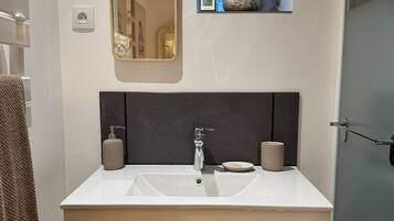 Doccia, asciugacapelli, asciugamani, carta igienica