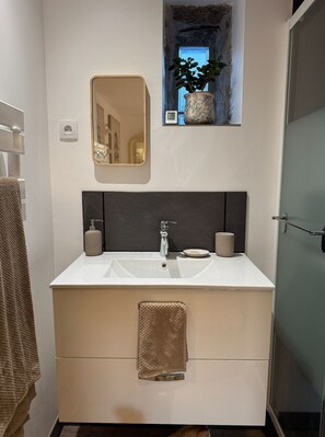 Shower, hair dryer, towels, toilet paper