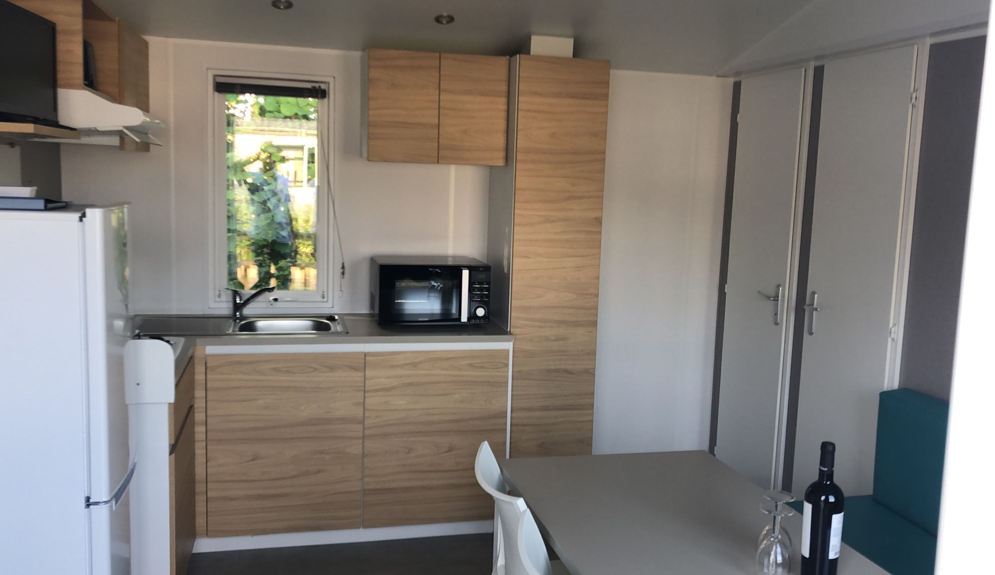 Een koelkast, een magnetron, een kookplaat