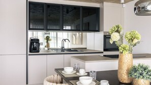 Refrigerador, horno, lavavajillas y cafetera y tetera 
