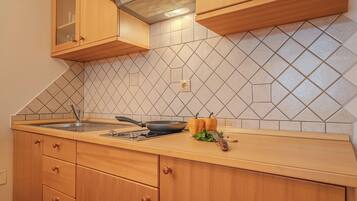 Estudio familiar (Oblak Estate Studio Lana) | Cocina compartida | Refrigerador, parrilla de estufa, utensilios de cocina y congelador