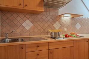 Family Studio (Oblak Estate Studio XL) | Private kitchen | Fridge, stovetop, cookware/dishes/utensils, freezer - Oblak Estate (Ribnica)