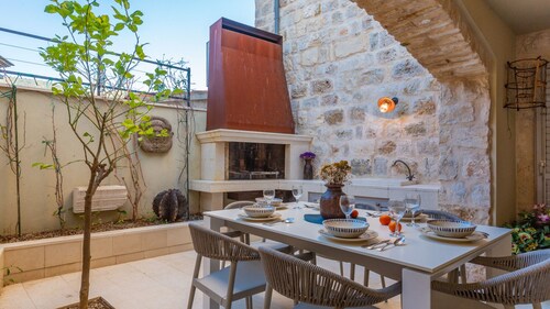 Villa Palazzo Antiqua beachfront Vis by Villas Gui