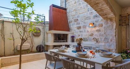 Villa Palazzo Antiqua beachfront Vis by Villas Gui