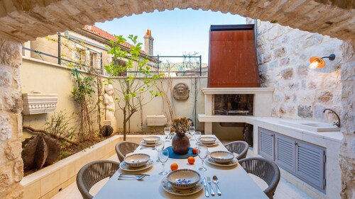 Villa Palazzo Antiqua beachfront Vis by Villas Gui