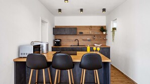 Kühlschrank, Mikrowelle, Ofen, Geschirrspüler