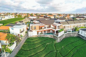 Exterior - Luxury 5-Bedroom Canggu Beach Villa with Scenic Rice Views (Kuta Utara)