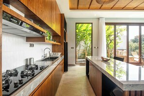 Refrigerador, placa de cocina, cafetera/tetera, mesa de comedor