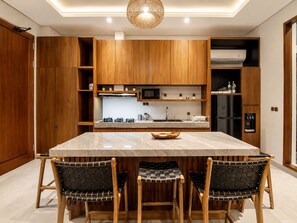 Refrigerador, microondas, parrilla de estufa y cafetera y tetera