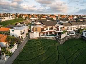 Exterior - Luxury 5-Bedroom Canggu Beach Villa Scenic View (Kuta Utara)