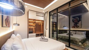 Um quarto moderno com uma cama grande, um closet espaçoso e uma parede de vidro que dá para uma varanda com plantas.