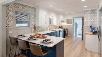 Een koelkast, een microgolfoven, een oven, een kookplaat