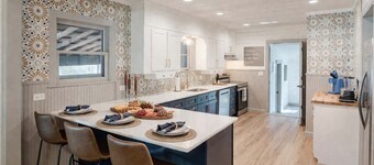 Luxury Getaway, Hot Tub Walk to Square and SWU