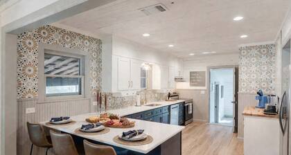 Luxury Getaway, Hot Tub Walk to Square and SWU