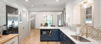 Luxury Getaway, Hot Tub Walk to Square and SWU