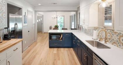 Luxury Getaway, Hot Tub Walk to Square and SWU