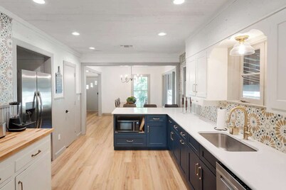 Luxury Getaway, Hot Tub Walk to Square and SWU