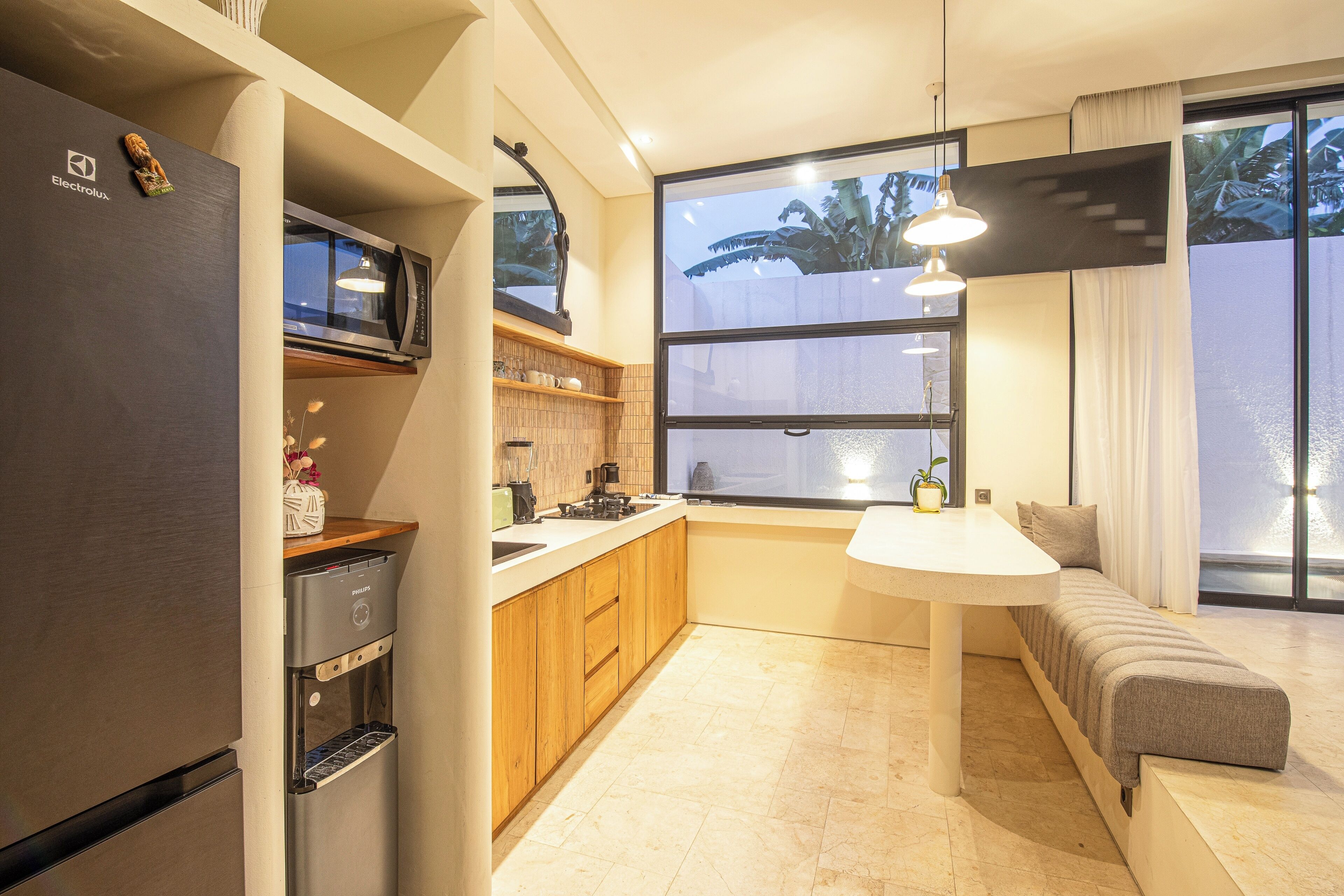 Een koelkast, een magnetron, een kookplaat