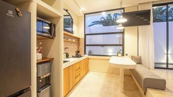 Een koelkast, een magnetron, een kookplaat