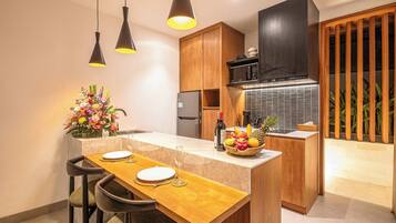 Peti sejuk, dapur, pembancuh kopi/teh, pembakar roti