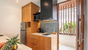 Fridge, stovetop, coffee/tea maker, toaster