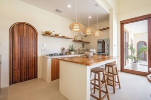 Refrigerador, placa de cocina, cafetera/tetera, tostadora