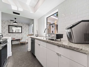 Fridge, microwave, oven, stovetop - Luxury Stay with Filtered Water & Pet-Friendly Fun! (Fort Lauderdale)