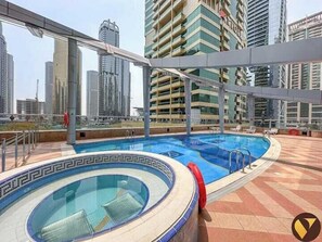 Outdoor pool - Luxury Stay in JLT Near Metro & JBR (Dubai)