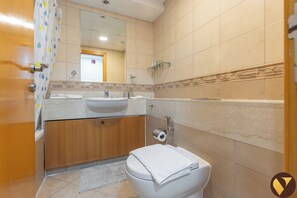 Appartement luxueux, balcon, vue sur la marina | Salle de bain | Baignoire, articles de toilette (gratuits), séchoir à cheveux