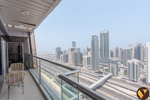 Apartamento superluxo, sacada, vista para a marina | Ferros/tábuas de passar roupa, berços (sobretaxa), Wi-Fi de cortesia