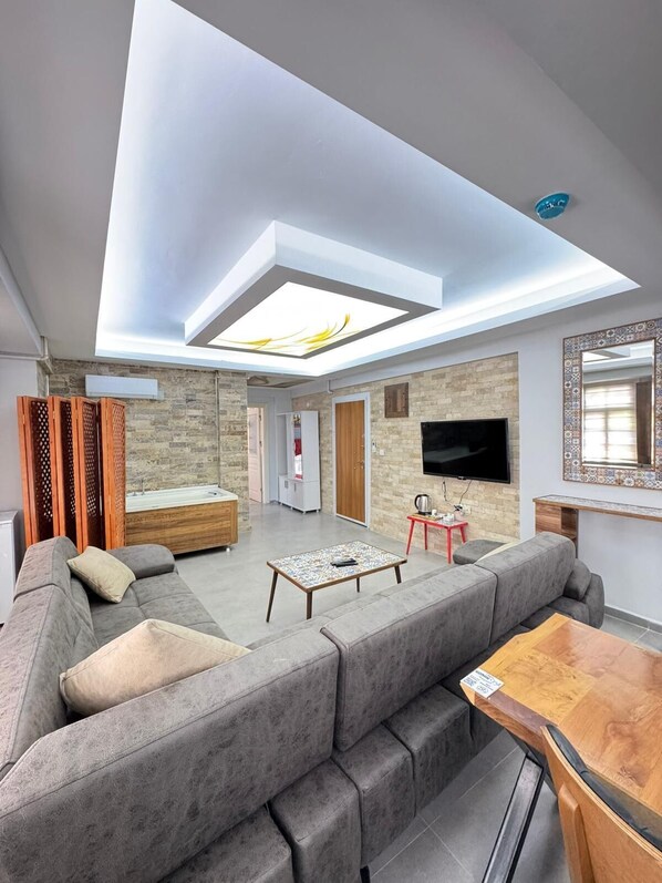 Luksussuite, byutsikt | Skrivebord, skrivebord for bærbar PC og wi-fi (inkludert)