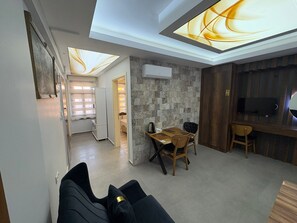 Familiesuite, byutsikt | Skrivebord, skrivebord for bærbar PC og wi-fi (inkludert)