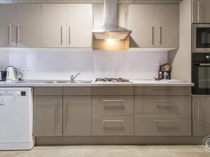 Fridge, microwave, dishwasher - Terraced house with fireplace, wifi and pets allowed in a picturesque village (Le Vast)