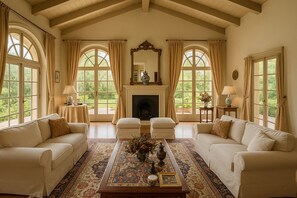 TV connectée, cheminée, jeux vidéo, table de tennis de table