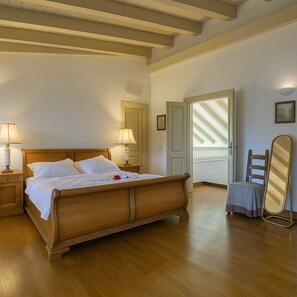 5 多间卧室、客房内保险箱、办公桌、熨斗/熨衣板