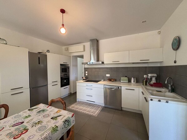 Réfrigérateur, four à micro-ondes, lave-vaisselle, cafetière-théière