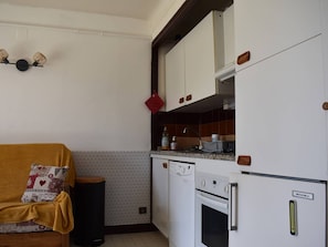 Fridge, dishwasher, coffee/tea maker