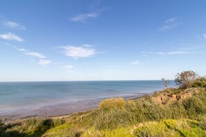 Beach nearby - Beautiful lodge - stunning sea views, dog friendly (Eastchurch)