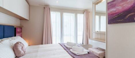 Desk, iron/ironing board, WiFi, bed sheets