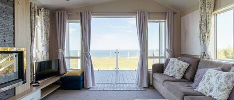 Fernseher, Kamin, Stereoanlage