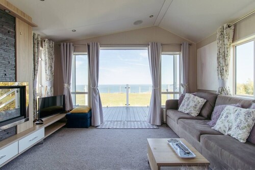 Beautiful lodge - stunning sea views, dog friendly