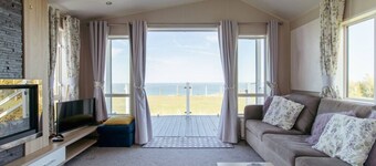 Beautiful lodge - stunning sea views, dog friendly