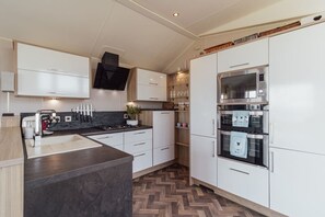 Micro-ondes, four, plaque de cuisson, cafetière/bouilloire