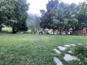 Property grounds - Atypical apartment, walk to cable car, free wifi (Lanslevillard)