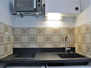 Kühlschrank, Mikrowelle, Herdplatte, Wasserkocher mit Kaffee-/Teezubehör