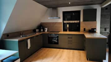 Fridge, oven, stovetop, dishwasher