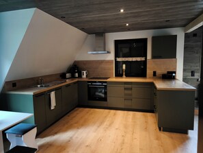 Fridge, oven, stovetop, dishwasher