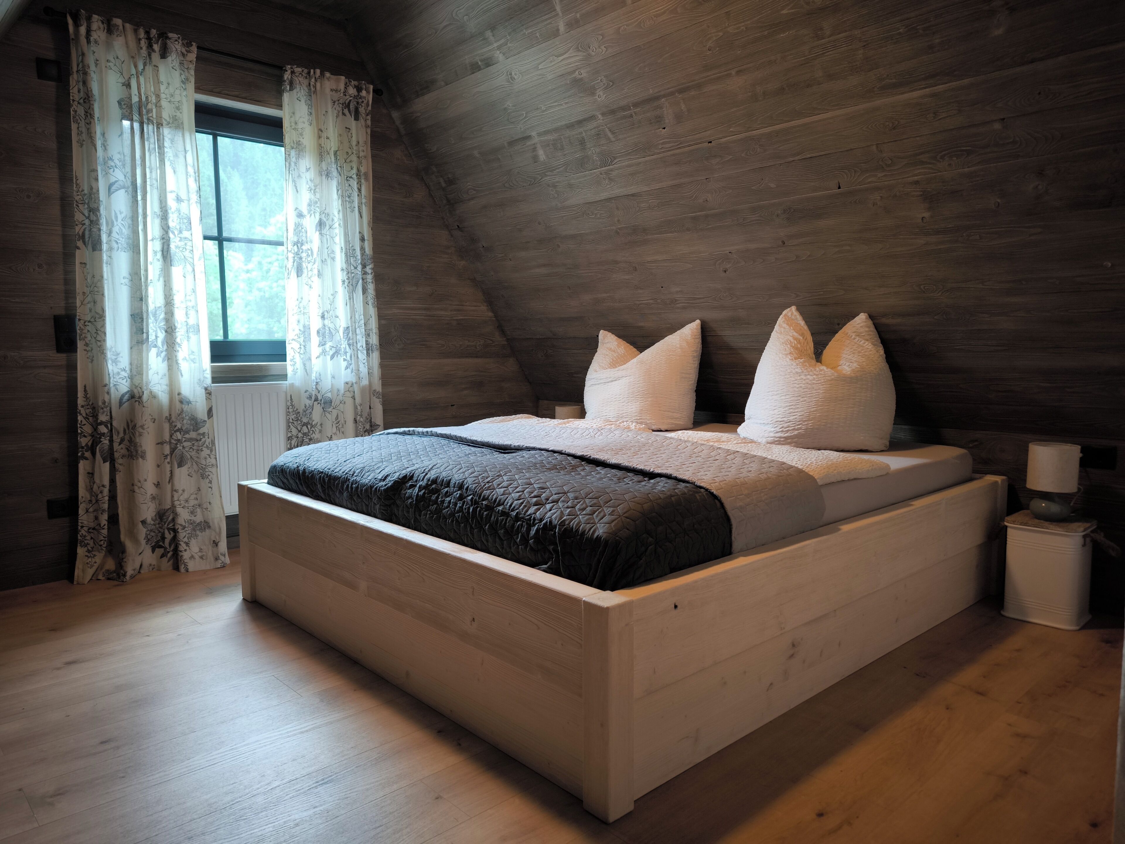 2 Schlafzimmer, Reisekinderbett, kostenloses WLAN, Bettwäsche