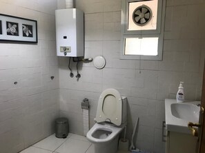 Hair dryer, towels, soap, toilet paper - Wonderful 2-bedroom apartment with AC in Cairo Governorate (Cairo Governorate)