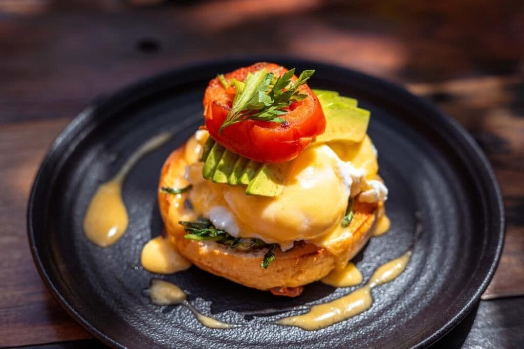 Un plat de petit-déjeuner servi dans une assiette noire.